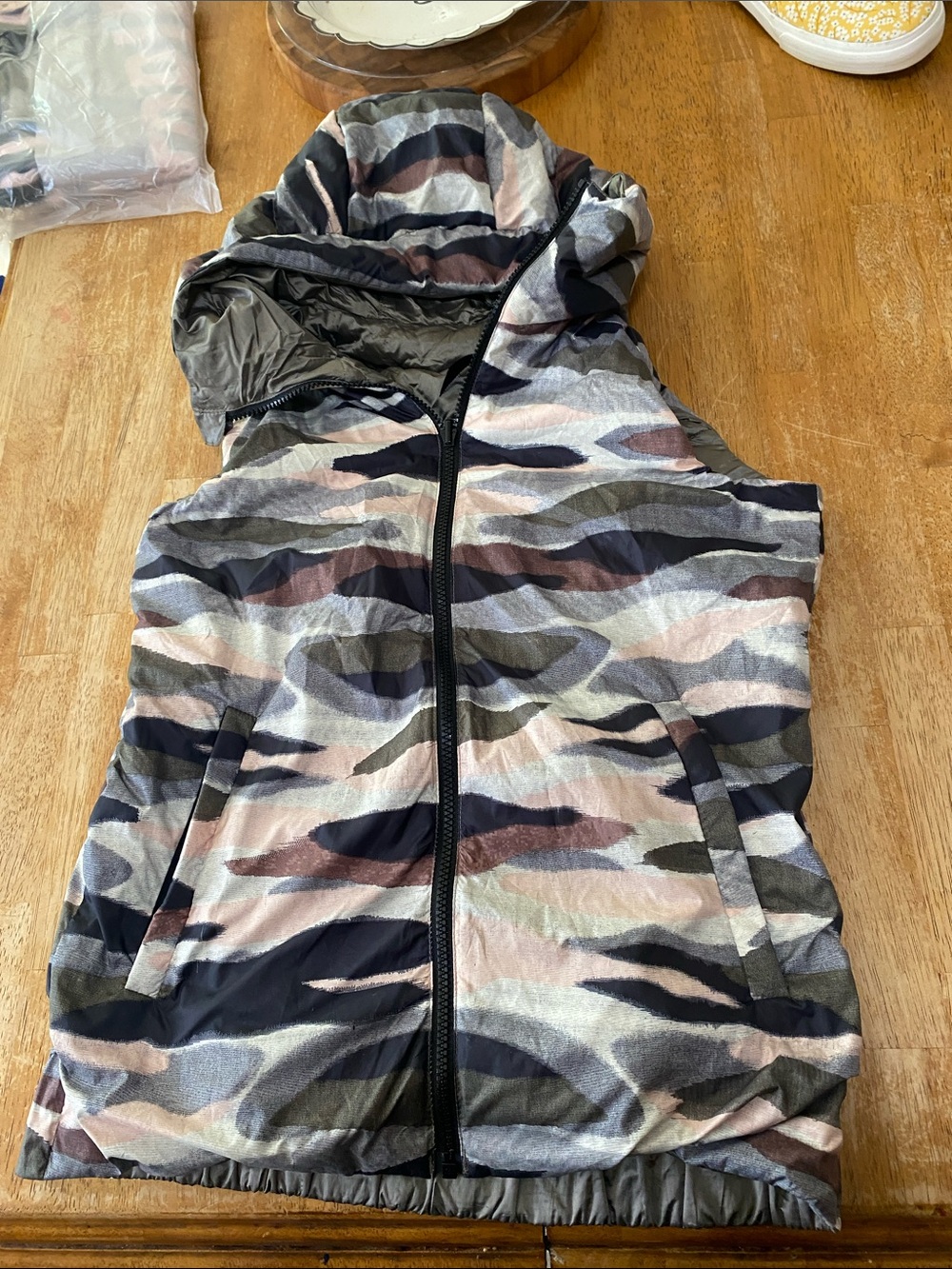 lululemon athletica black and pink striped bag zipper detail